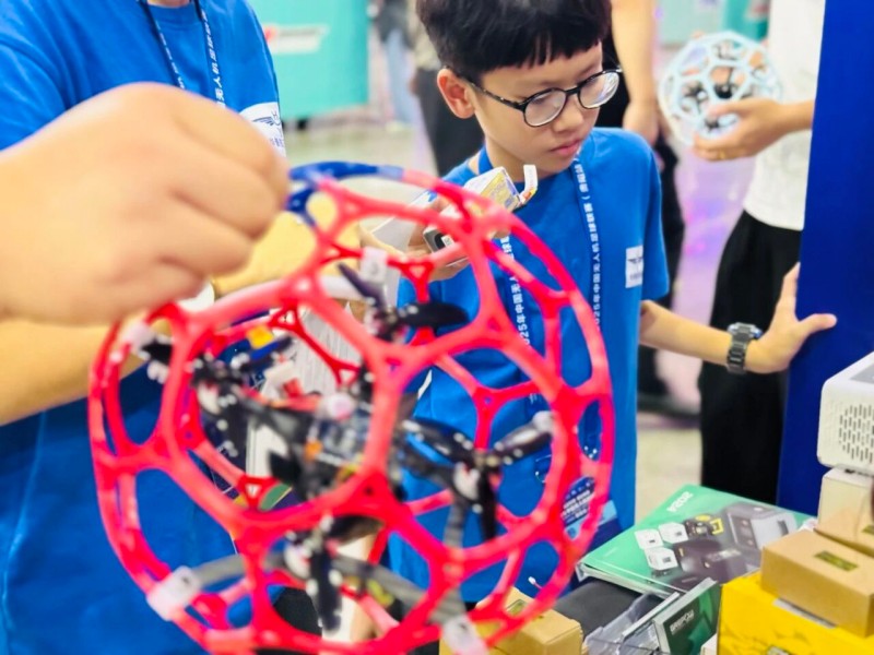 中國無人機(jī)足球聯(lián)賽貴陽精彩瞬間 中國無人機(jī)足球聯(lián)賽貴陽精彩瞬間