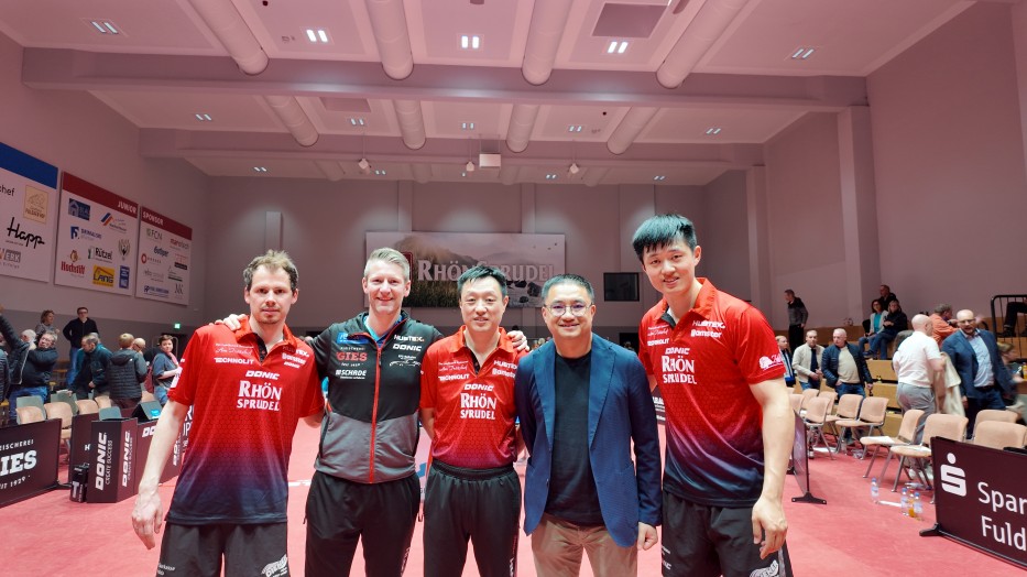 孟繁博與格瑞普T總，其他球員合影